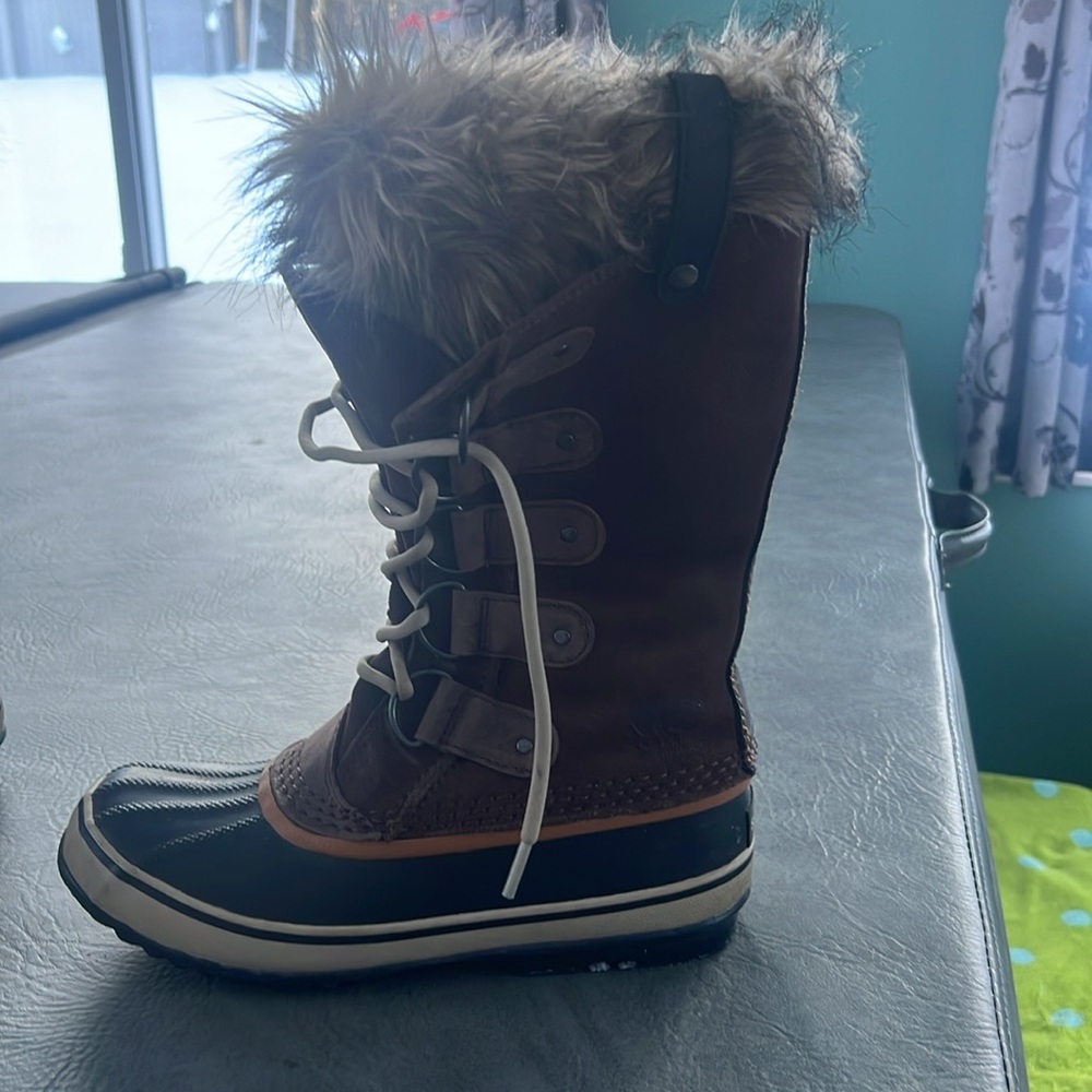 Sorrel size 8 boots - Picture 2 of 6